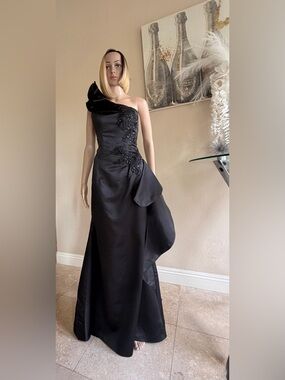 Elegant Black One-Shoulder Evening Gown with Embellished Detail